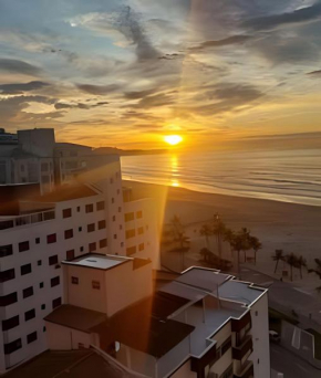 Em frente ao quiosque Ocian na praia, pé na areia